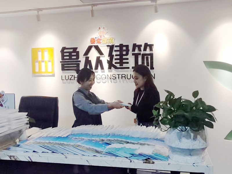 1劉彬彬（左）向企業(yè)贈送法律讀本