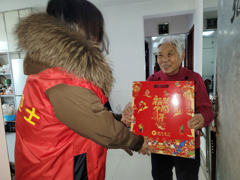 “鐵嶺衛(wèi)士”網(wǎng)格員為獨(dú)居老人“送?！? style=