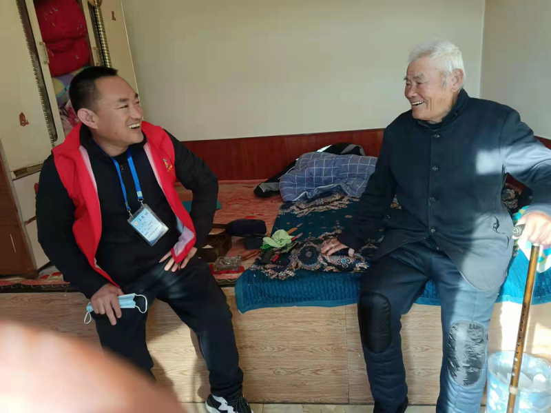 上門了解群眾需求。