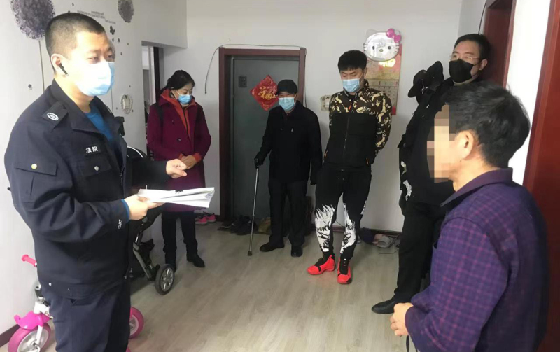 圖說(shuō)：執(zhí)行局法官在執(zhí)行現(xiàn)場(chǎng)