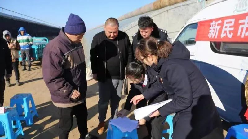 新民市法院法官駐村服務(wù)站進(jìn)行示范性訴訟庭審后當(dāng)事人簽署文書(shū)
