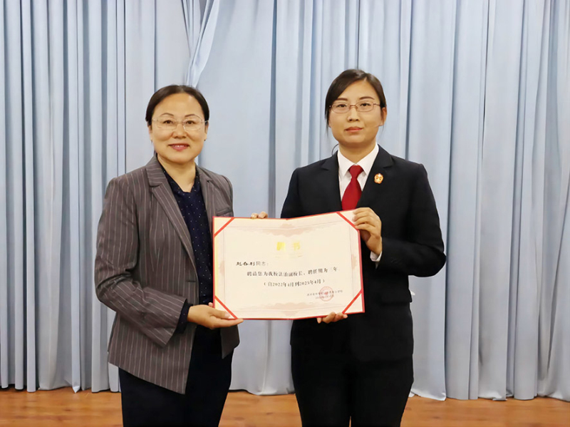 趙春利(右)接過聘書