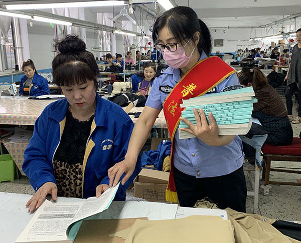 5月24日，東港市司法局北井子司法所所長單雪在東港市億豐服裝廠為職工解答法律問題