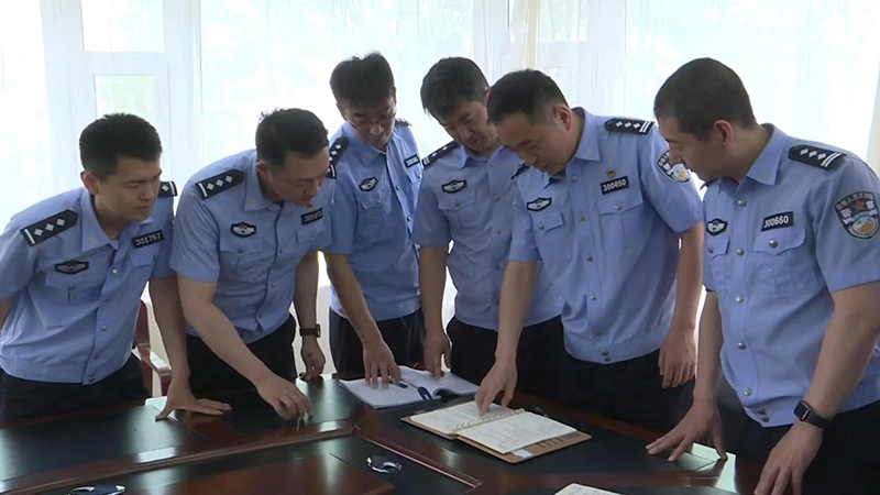 陳超（右二）正在指導民警提高業(yè)務能力