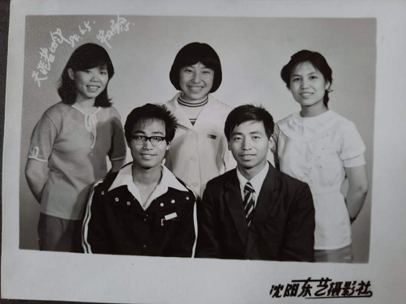 1980年一起寫(xiě)《畫(huà)蛋》有感的老同學(xué)，前左一為楊清林