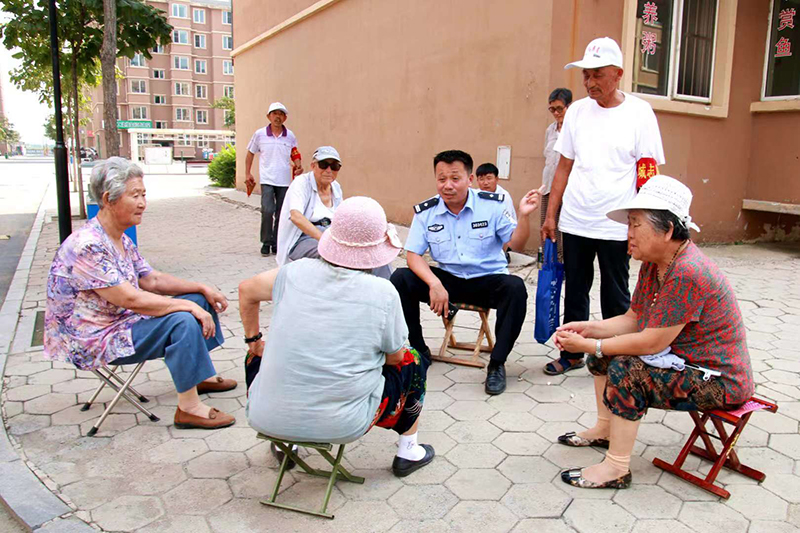 李化瑞和轄區(qū)群眾聊家常，聽取他們對(duì)小區(qū)平安建設(shè)的意見和建議。