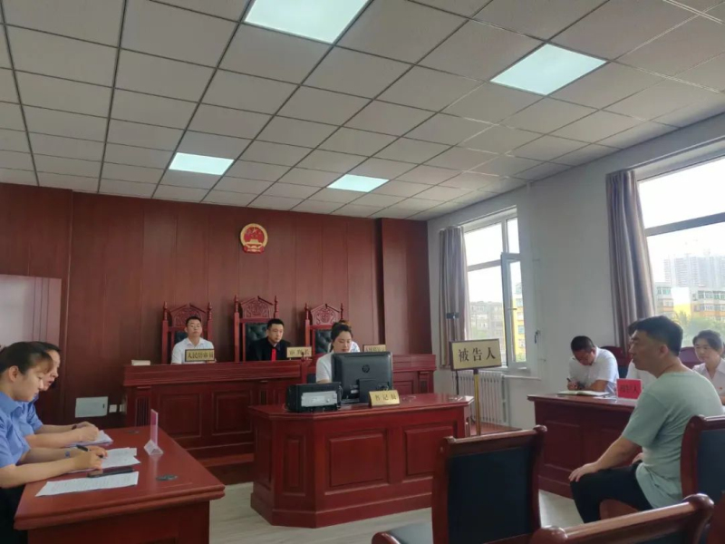 模擬庭審現(xiàn)場。