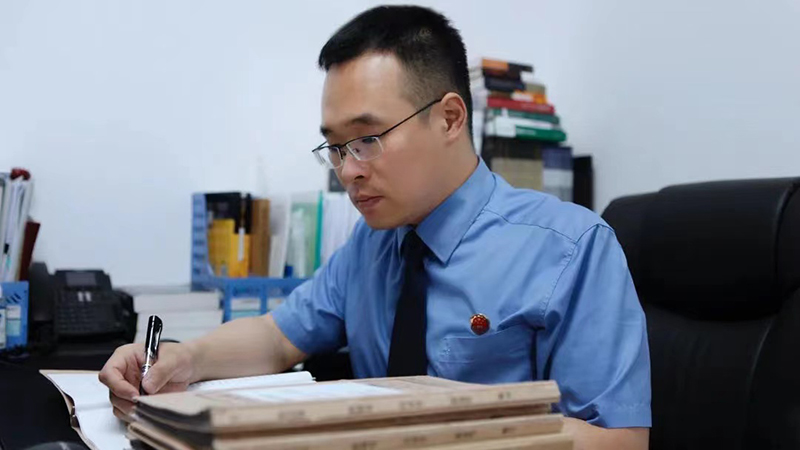 楊德明在撰寫(xiě)案件審查報(bào)告。