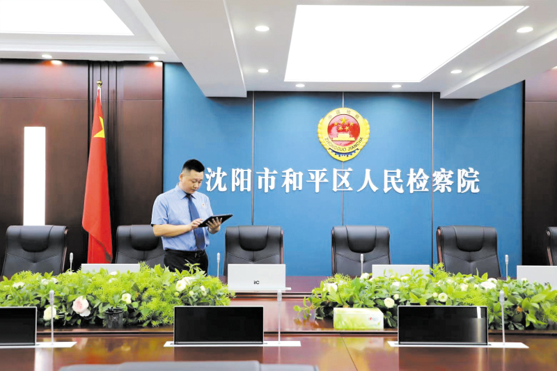 工作人員指尖輕觸功能鍵，“無紙化會議系統(tǒng)”進入啟動模式。