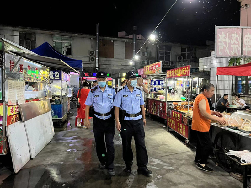 7錦州市局凌河分局民警在小吃街進行巡查