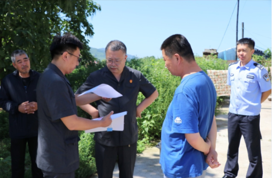鳳城法院法官現(xiàn)場(chǎng)執(zhí)行。