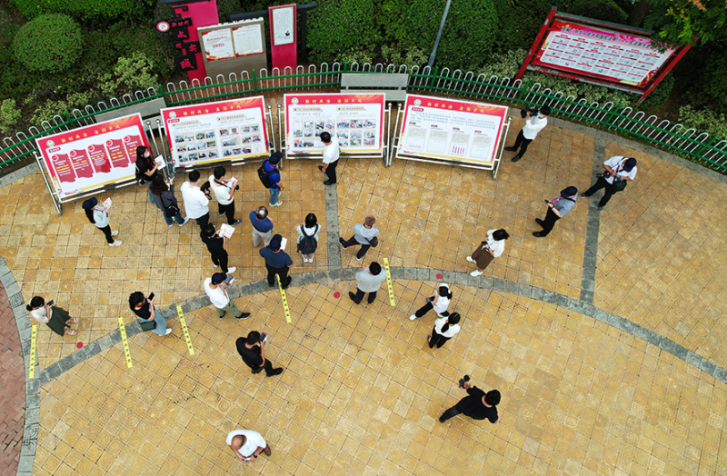 采訪團(tuán)記者在江西省贛州市尋烏縣長寧鎮(zhèn)三二五村法治廣場(chǎng)采訪