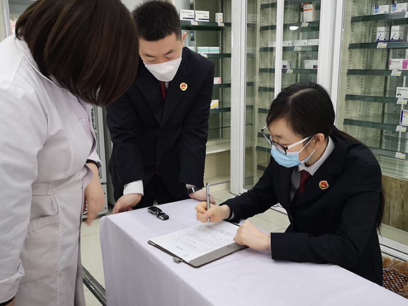 古塔區(qū)檢察院檢察官到藥店開(kāi)展公益訴訟調(diào)查。