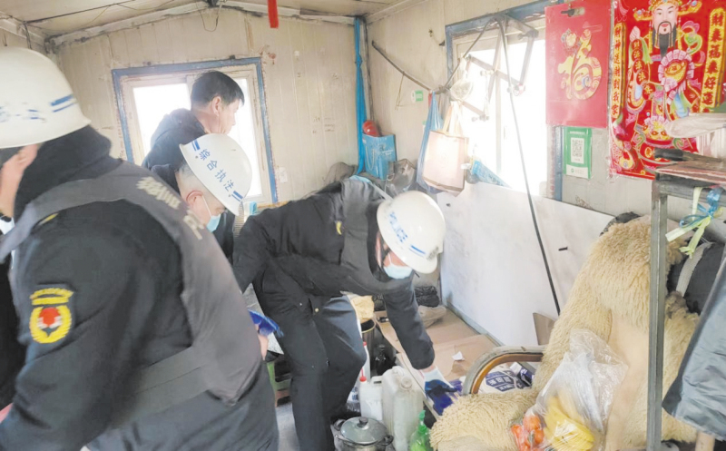 2022年2月9日，盤(pán)錦市城管執(zhí)法人員協(xié)助違建房主清理室內(nèi)物品。