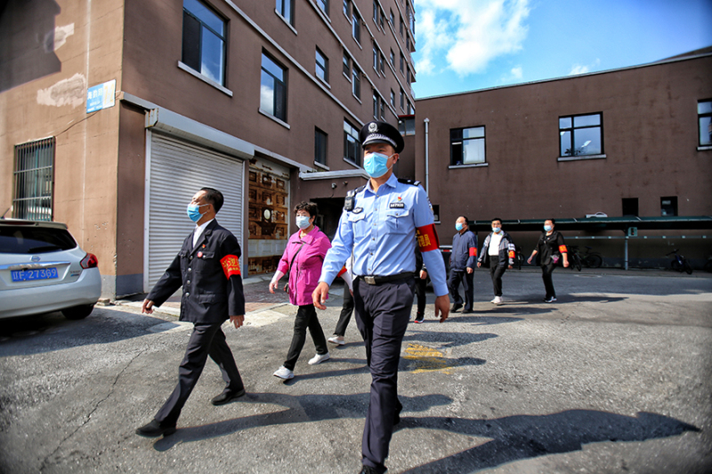 李鵬先后組建了義務(wù)巡邏隊(duì)、商戶聯(lián)盟、治安調(diào)解組等，為社區(qū)營(yíng)造良好的治安環(huán)境。