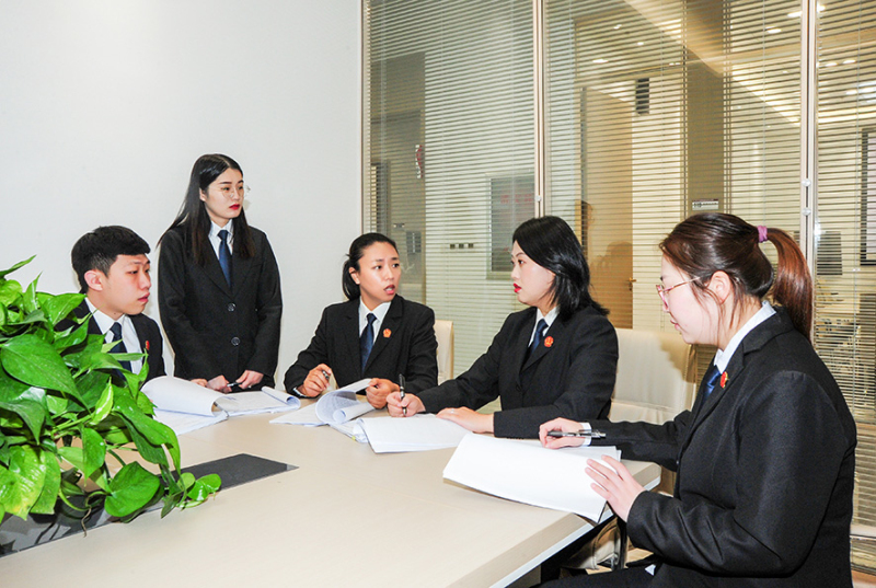 法官們進(jìn)行業(yè)務(wù)研討。