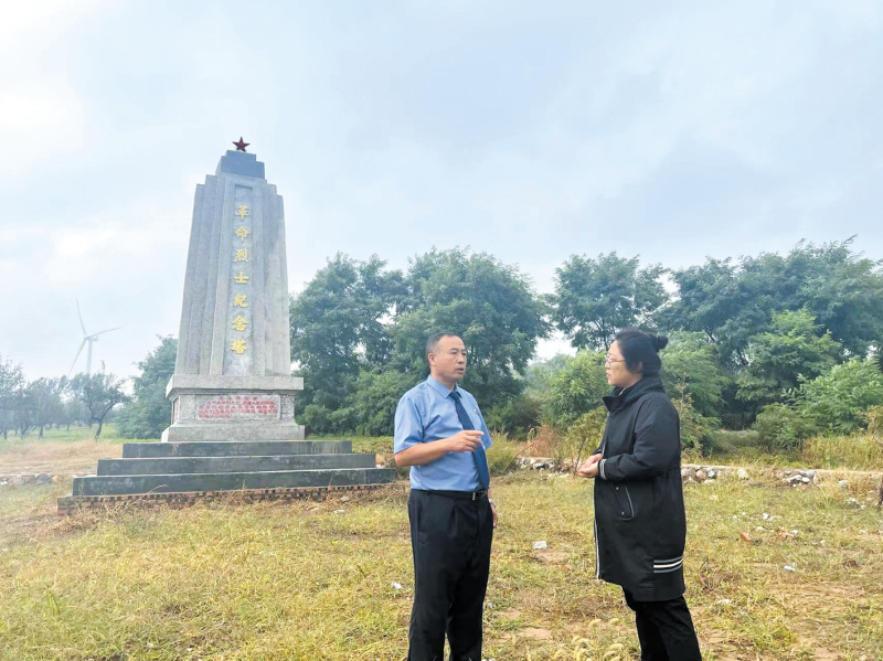 9月22日，記者跟隨殷樹(shù)森到老黑山“革命烈士紀(jì)念塔”實(shí)地勘查。
