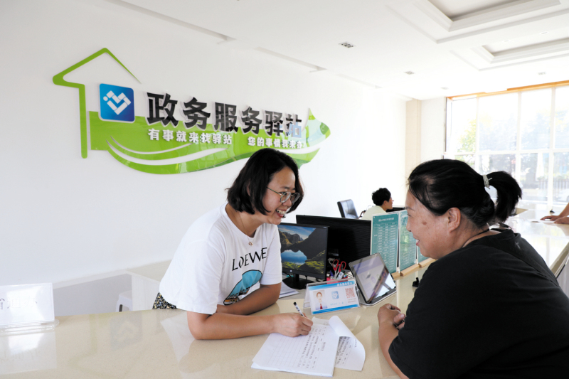 配文2：8月17日，左鑫（左）為劉淑潔辦理業(yè)務(wù)中。
