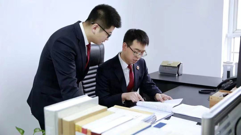沈陽市檢察院干警梳理審查案件證據(jù)。
