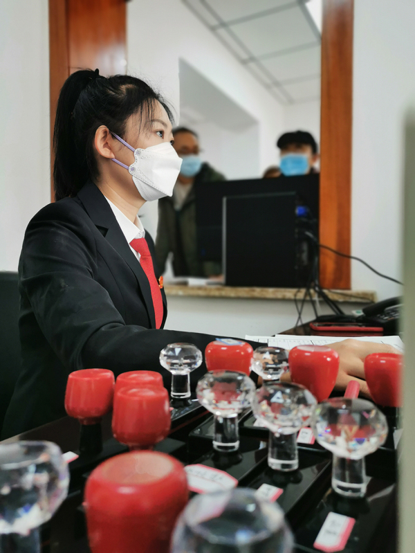 技術(shù)科的干警正在緊張的工作中。