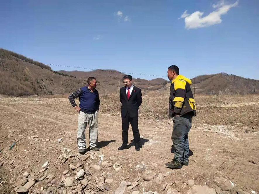 法官到田間地頭開展調(diào)解。