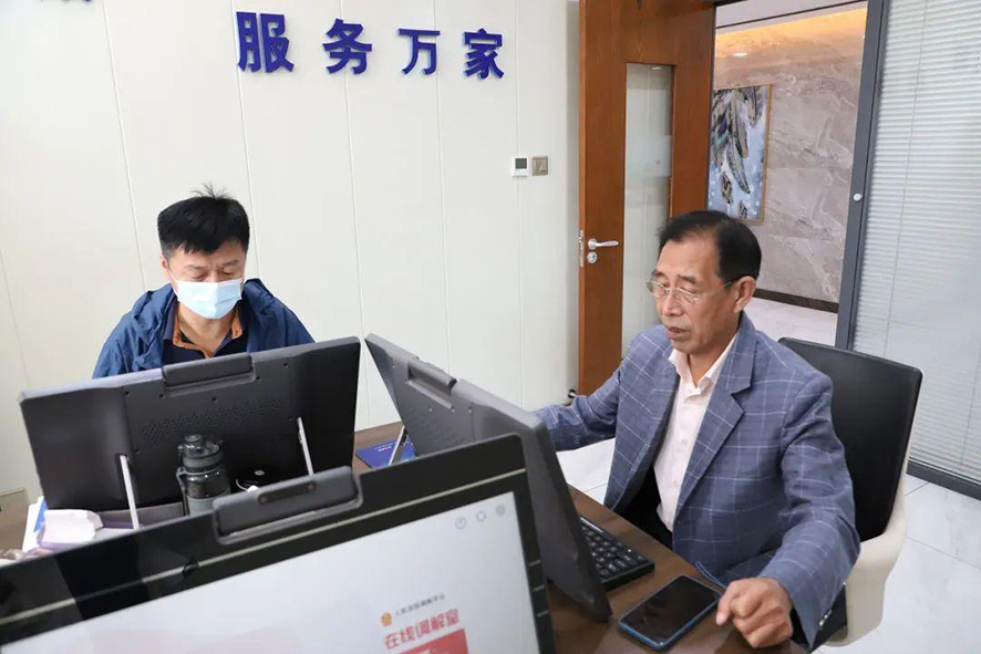 配文1：龍城區(qū)法院特邀調(diào)解員研究矛盾糾紛化解對(duì)策。