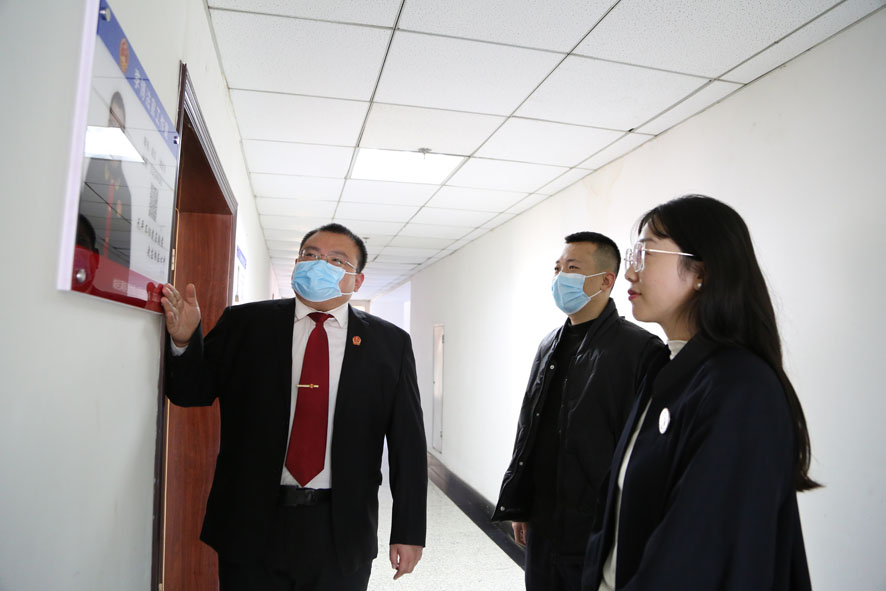 楊家堡人民法庭庭長李博為群眾和律師代表講解法官工作室