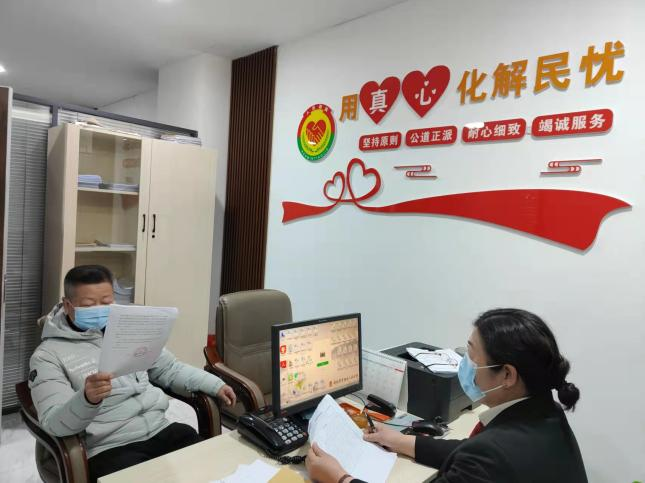 于洪區(qū)法院立案庭法官正在對調(diào)解協(xié)議進(jìn)行司法確認(rèn)