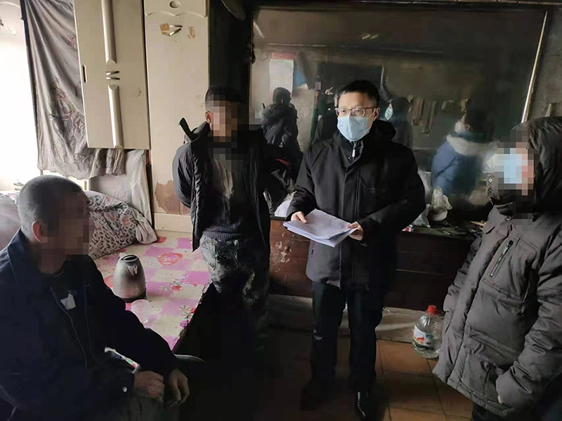 周峰庭長(zhǎng)（右二）在被告家做調(diào)解工作（握手言和稿）