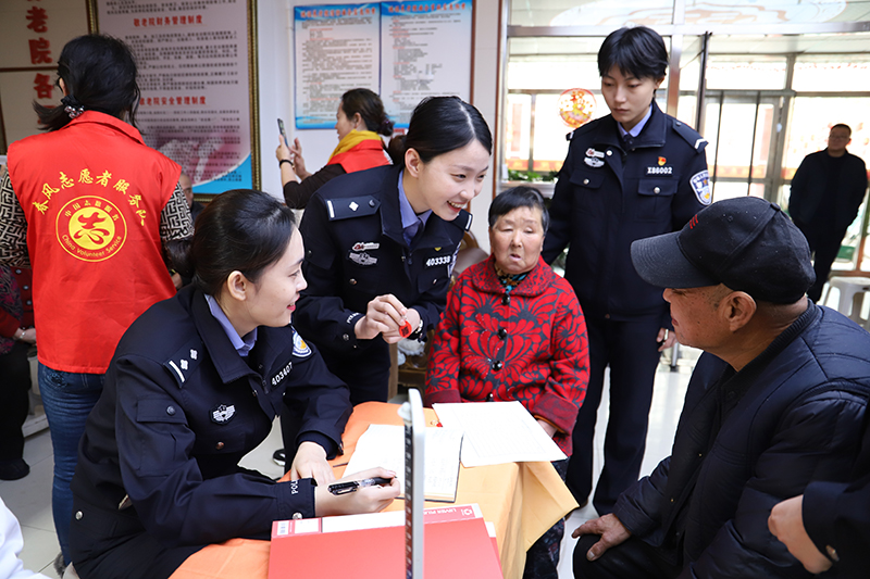 為老人登記辦理易走失人員二維碼身份牌