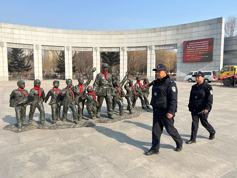 雷鋒派出所民警在雷鋒紀(jì)念館門前的廣場上巡邏。