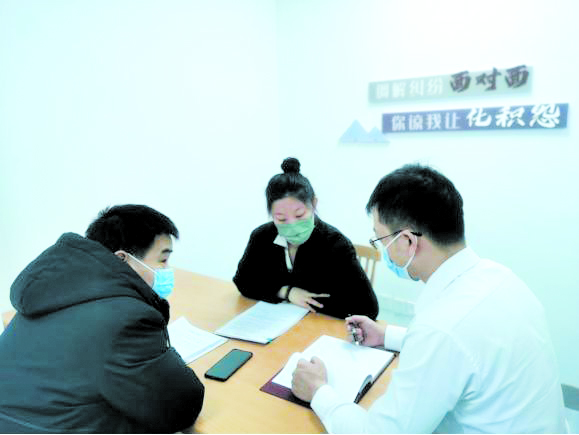 配文1：沈陽(yáng)市司法局工作人員進(jìn)行行政復(fù)議立案前調(diào)解。
