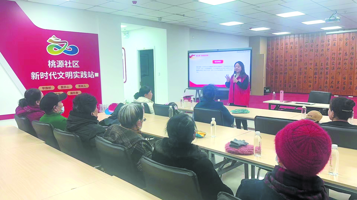 孫立杰律師為社區(qū)居民普法。