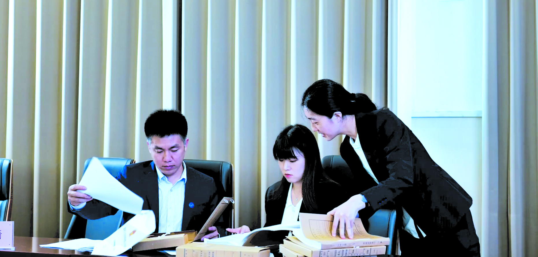 仲裁秘書正在研究案件。副本