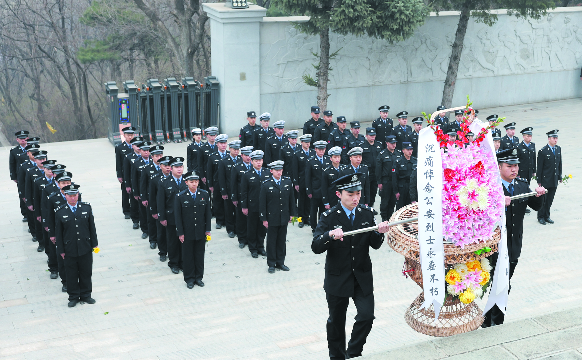 鐵嶺民警代表向公安英烈敬獻花圈。