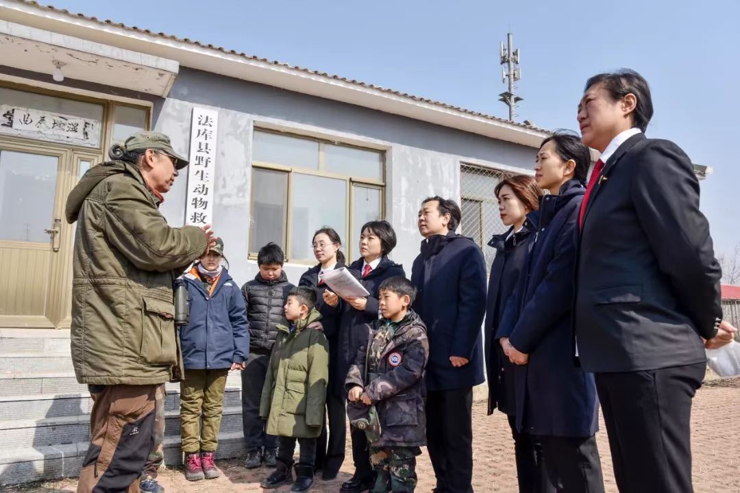 生態(tài)學研究專家周海翔為法院干警和師生介紹獾子洞國家濕地公園的自然情況。