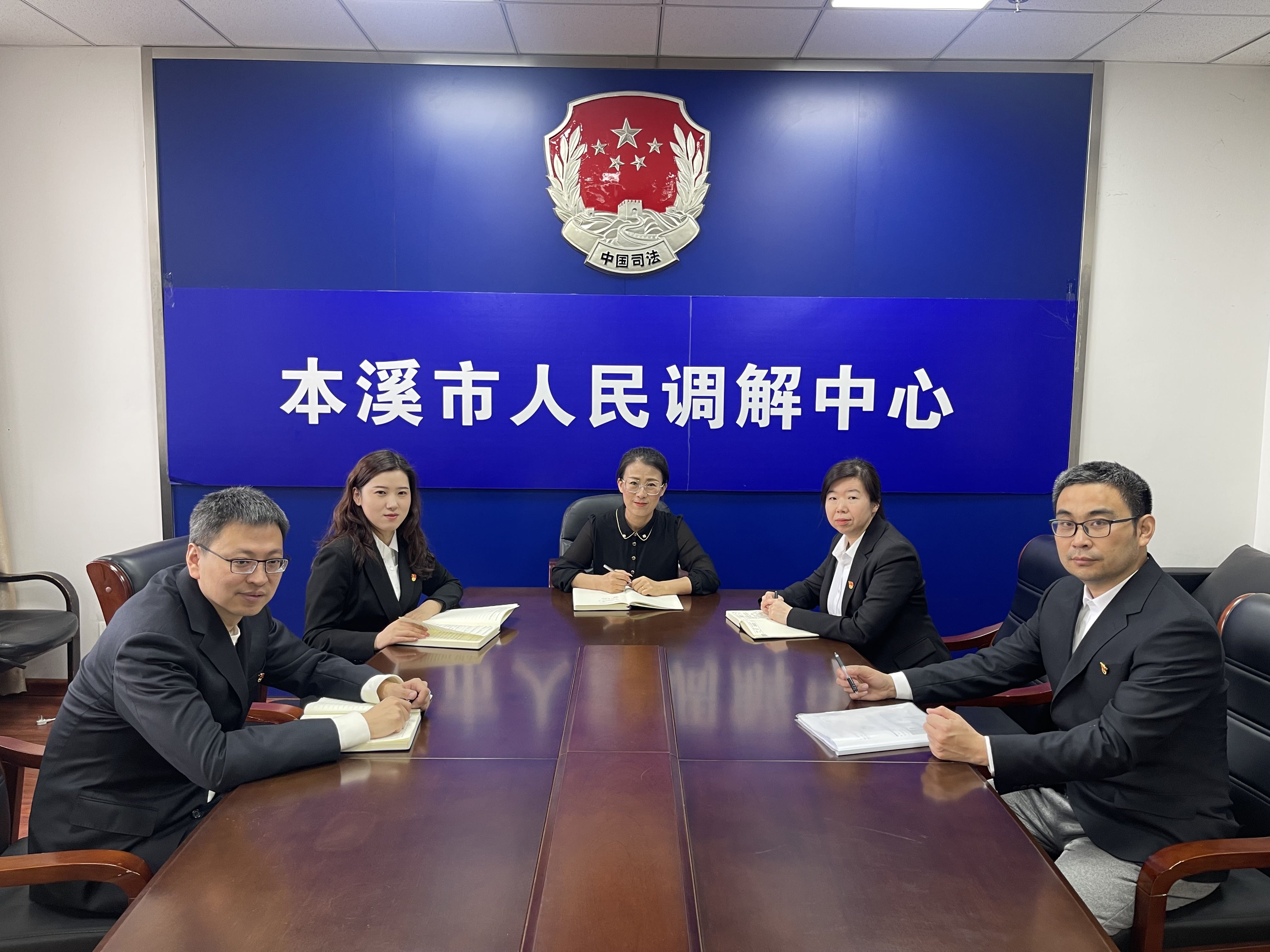 人民參與和促進法治科全員。