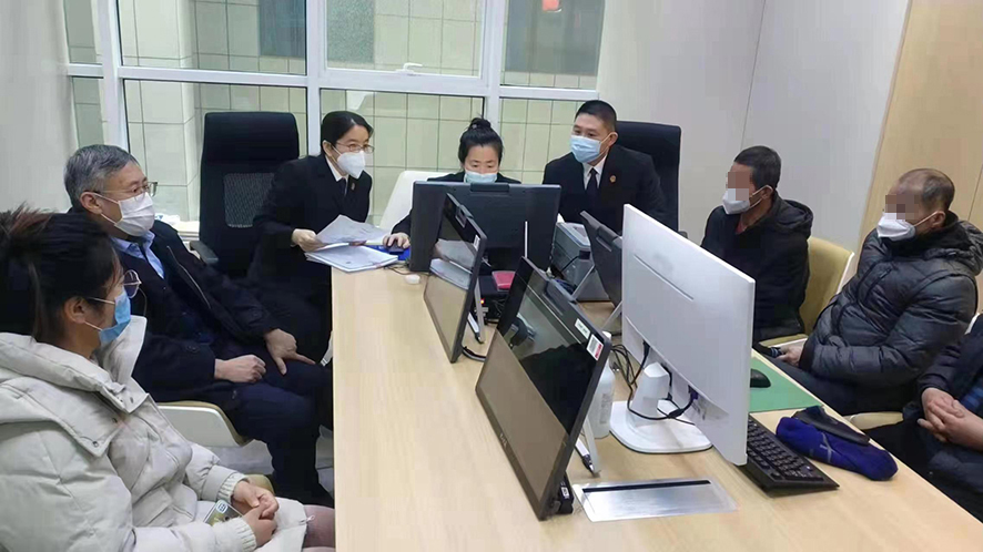 明山區(qū)人民法院聯(lián)合明山區(qū)人民檢察院共同組織兩起案件的雙方當(dāng)事人進(jìn)行調(diào)解。