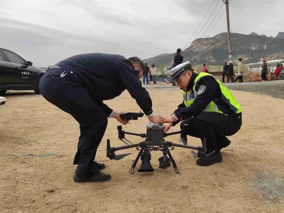 北鎮(zhèn)市公安局交警大隊(duì)一臺警用無人機(jī)緩緩升空