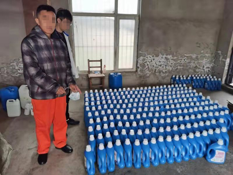 現(xiàn)場查獲的假冒“藍(lán)月亮”洗衣液。（給照片中人臉打馬賽克）