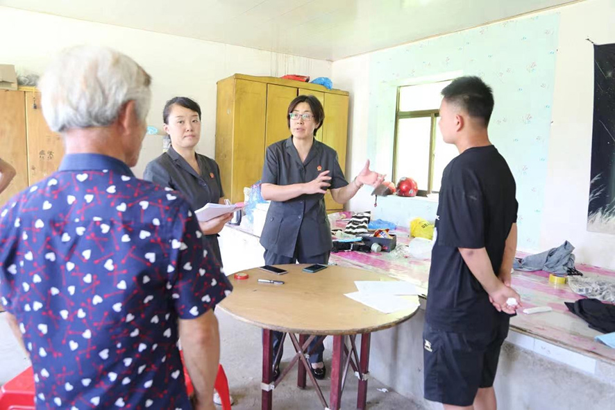 發(fā)出《家庭教育令》后，法官告知被告人有困難可以隨時(shí)找法官幫助解決。