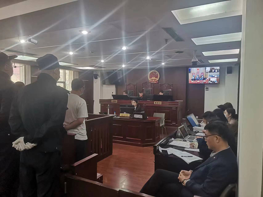 配文1：沈陽市大東區(qū)法院審理刑事案件現(xiàn)場。