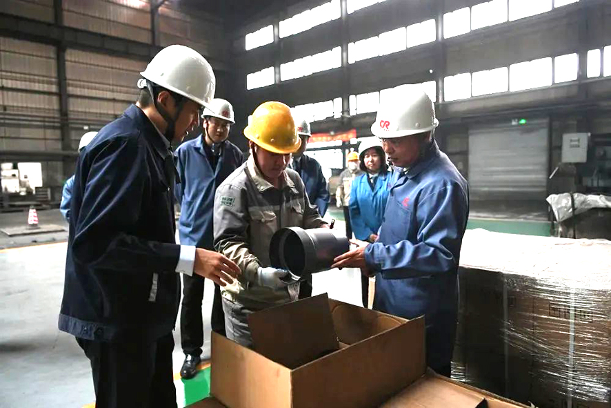 法官深入企業(yè)生產(chǎn)一線開展調(diào)研，現(xiàn)場(chǎng)查看企業(yè)生產(chǎn)情況。