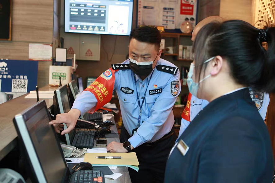 民警檢查場所并指導工作