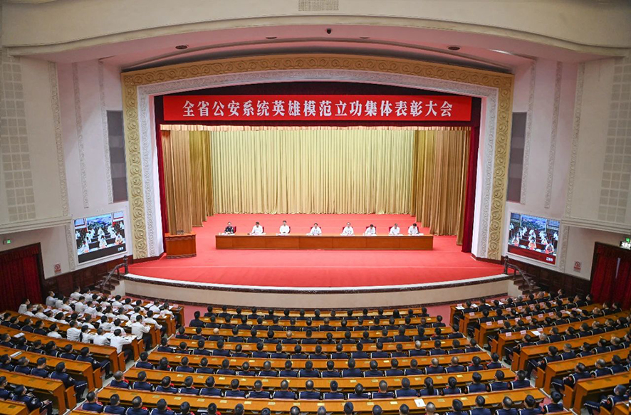 5月30日，全省公安系統(tǒng)英雄模范立功集體表彰大會在沈陽召開。