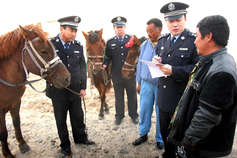 2009年10月，所長(zhǎng)張展（右二）在出警現(xiàn)場(chǎng)。