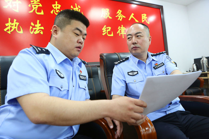 （必發(fā)）當(dāng)年的阿爾鄉(xiāng)派出所所長(zhǎng)張展（右一），現(xiàn)已成為