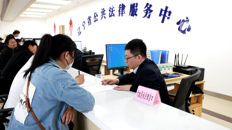 配文1：行政復(fù)議受理窗口工作人員接待復(fù)議申請人。