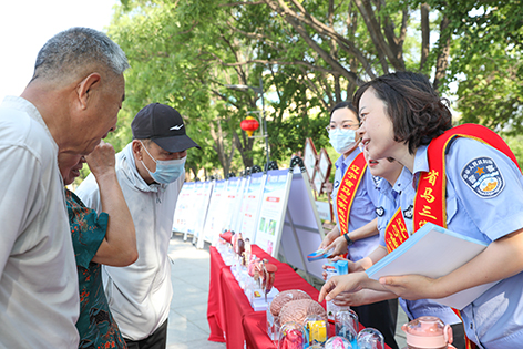 省馬三家強制隔離戒毒所干警正在向遼河油區(qū)居民講解毒品對人體產生的危害