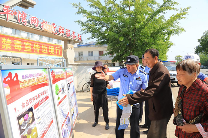 丹東干警沿鴨綠江邊國境一線開展禁毒宣傳。